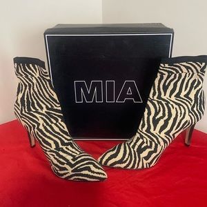 Mia Women's Synthetic Zebra Print Fabric Ankle Boot EUC - Size 11